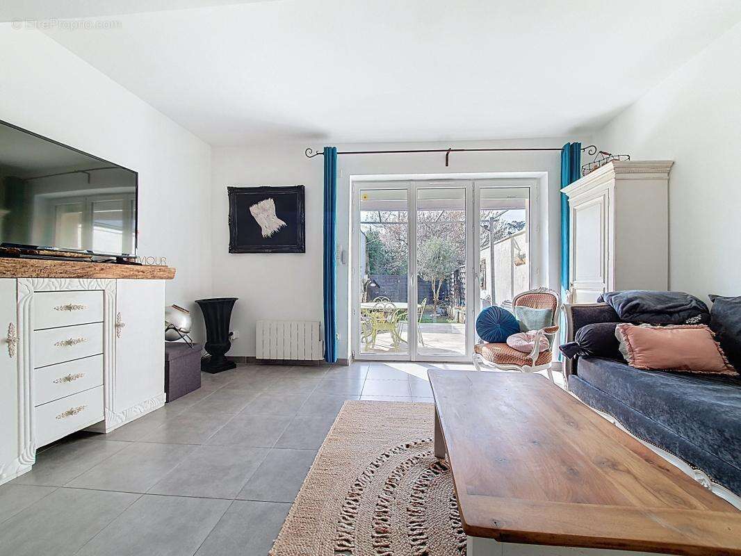 Maison - Mitoyenne - Entièrement rénovée -  Chambres - Terrasse - Jardin - Proche commodités - photo 9