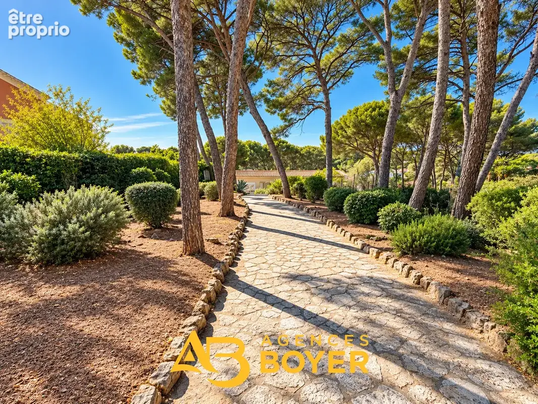 Sanary-sur-Mer Beaucours   Maison avec vue mer et pinède en résidence sécurisé - photo 16