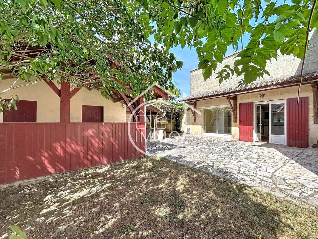 Saint Magne de Castillon : Maison pierre avec jardin - photo 2