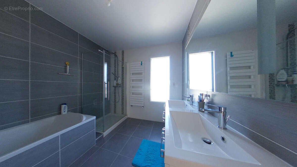 Maison à CRESPIERES