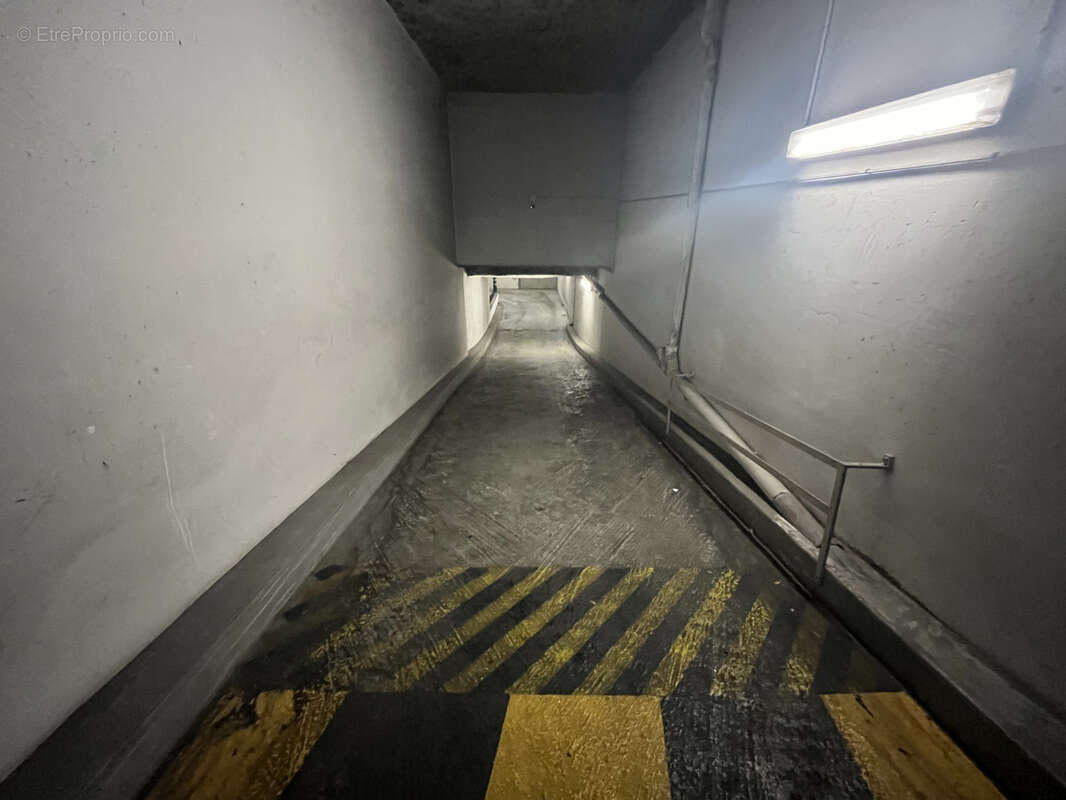 Parking à PARIS-11E