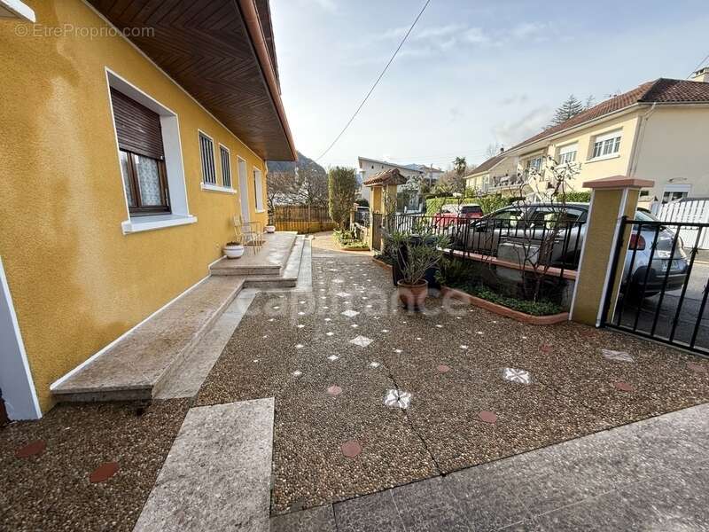 Grande maison de 160 m² avec 2 garages - photo 3