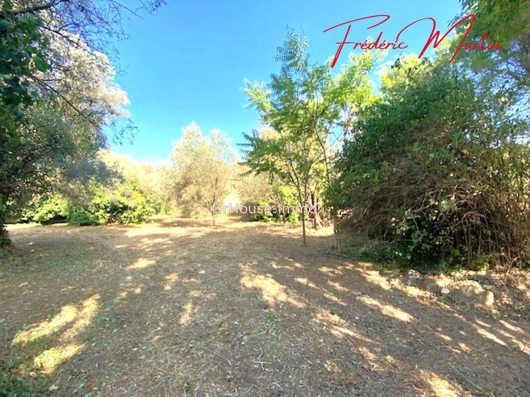 Terrain 1750 m² à Uzes  - photo 8