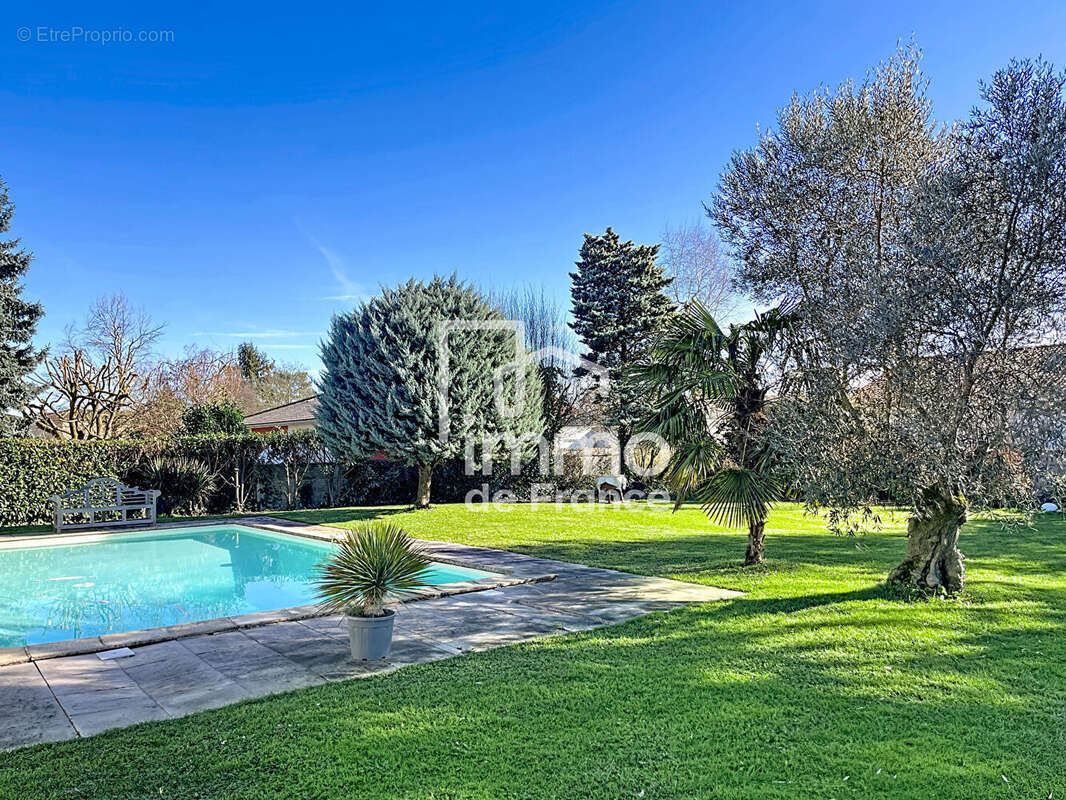 Maison familiale 5 chambres avec piscine sur terrain arboré de 2 000 m² - photo 8