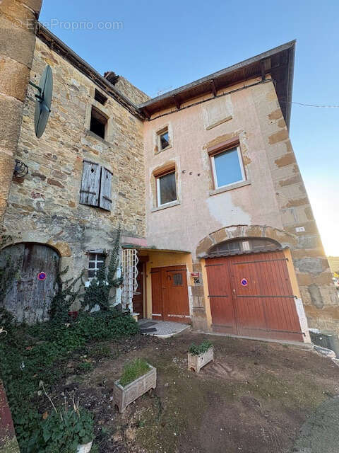 Maison à VIC-LE-COMTE