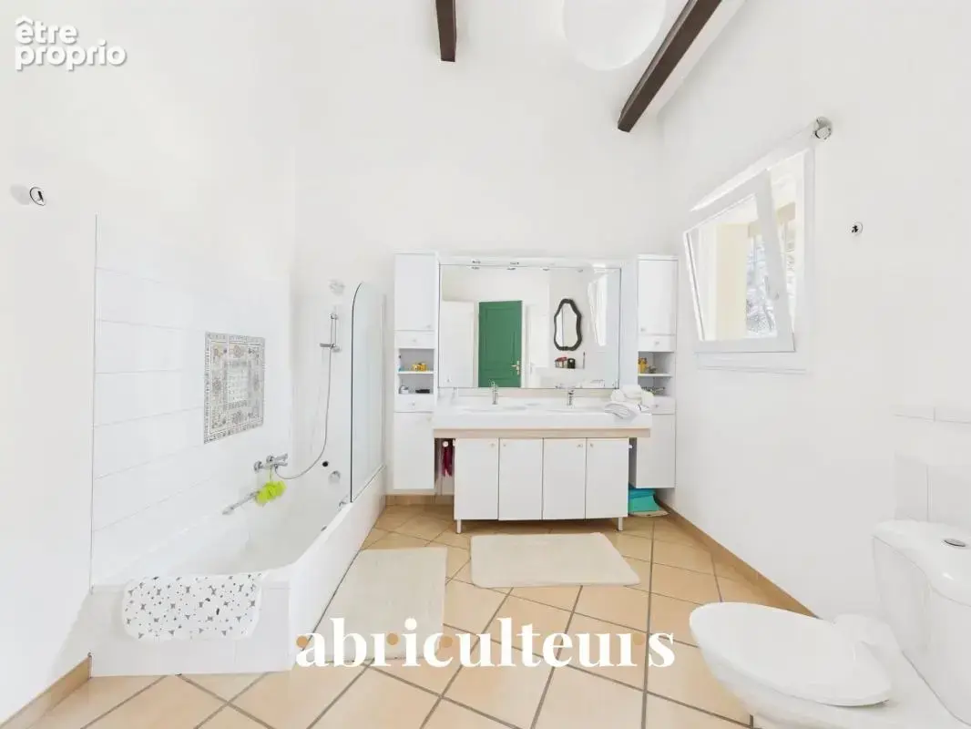 Maison d’architecte de 257 m² avec piscine et jardin arboré de 4 000 m² en vente à Ventabren (13122) - photo 14