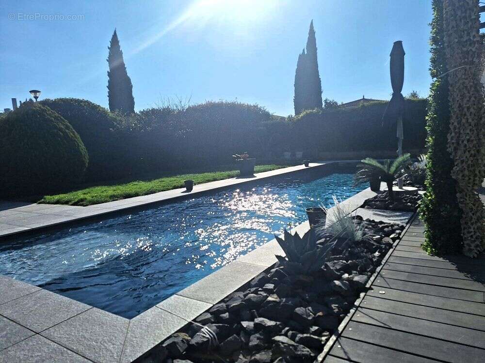 Maison 190 m² à Sainte-Foy-Les-Lyon  - photo 2