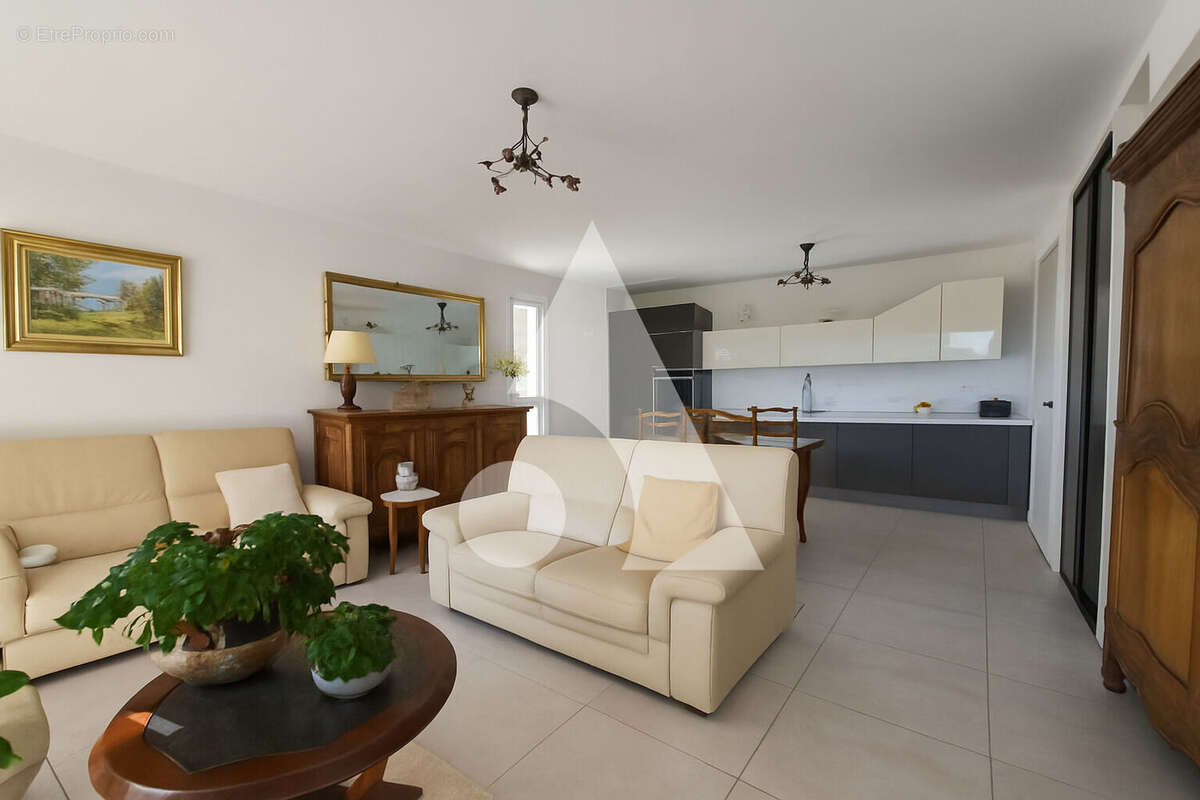 SAINT-RAPHAEL, 300 M DES PLAGES  Superbe T3 de standing avec terrasse de 23 m² - photo 3
