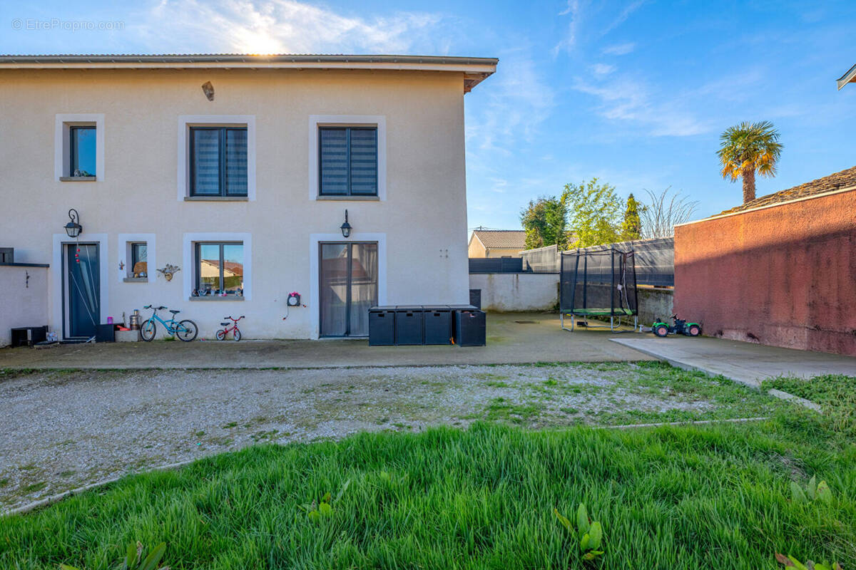 Maison à MONTLUEL