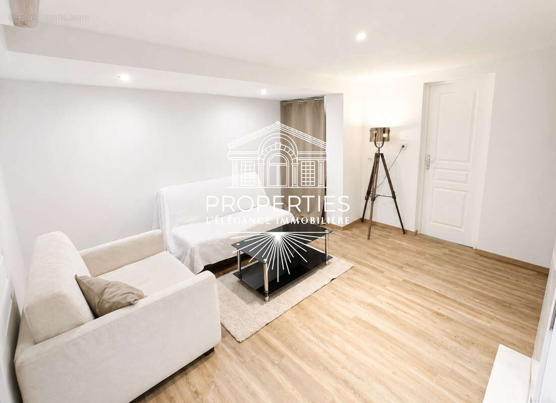 Bormes - maison renovee de 131 m² - divisee en deux appartements - photo 7