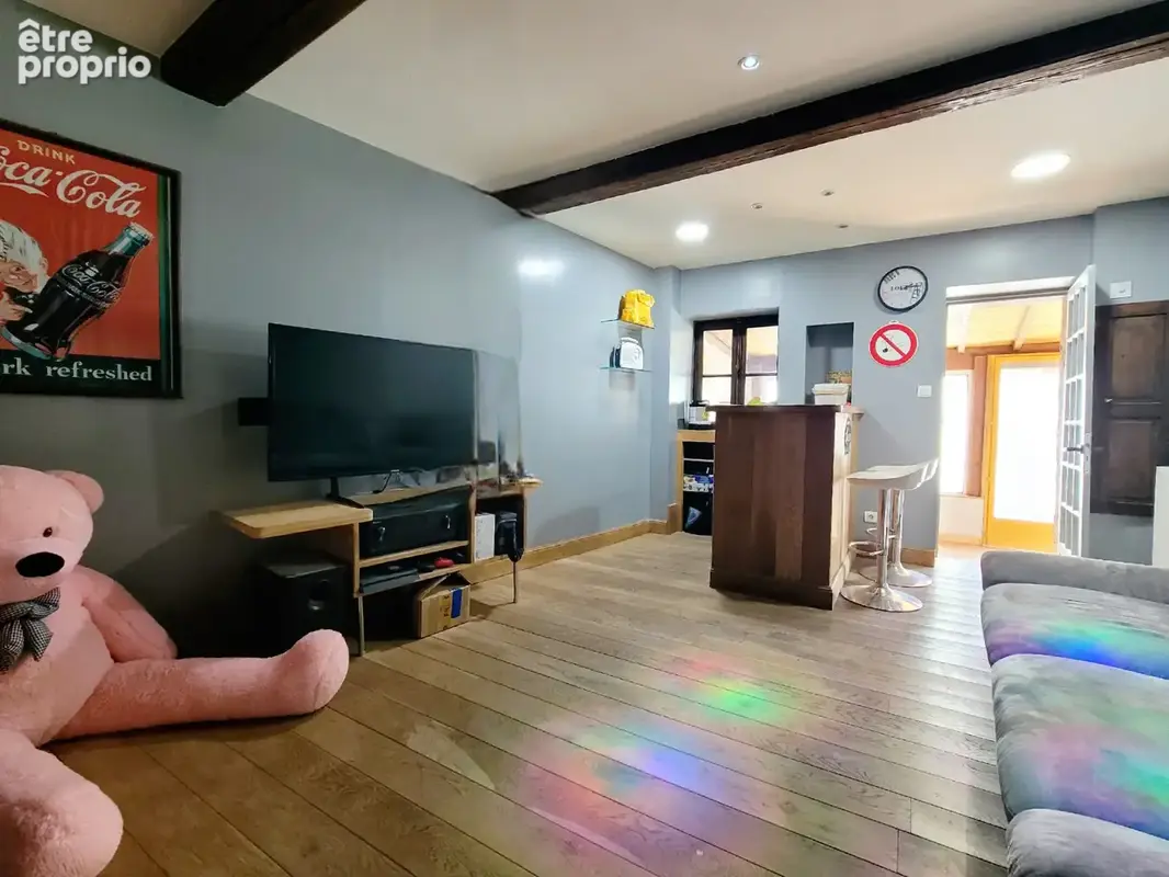 Reyrieux   Maison familiale à rénover de 157 m2 avec studio indépendant, piscine et double garage - photo 11