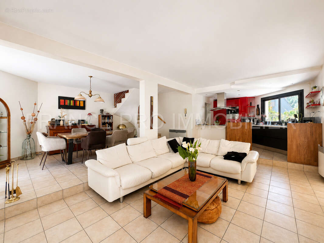 Spacieuse maison familiale de 165 m2 avec 5 chambres, 2 garages et jardin - photo 3