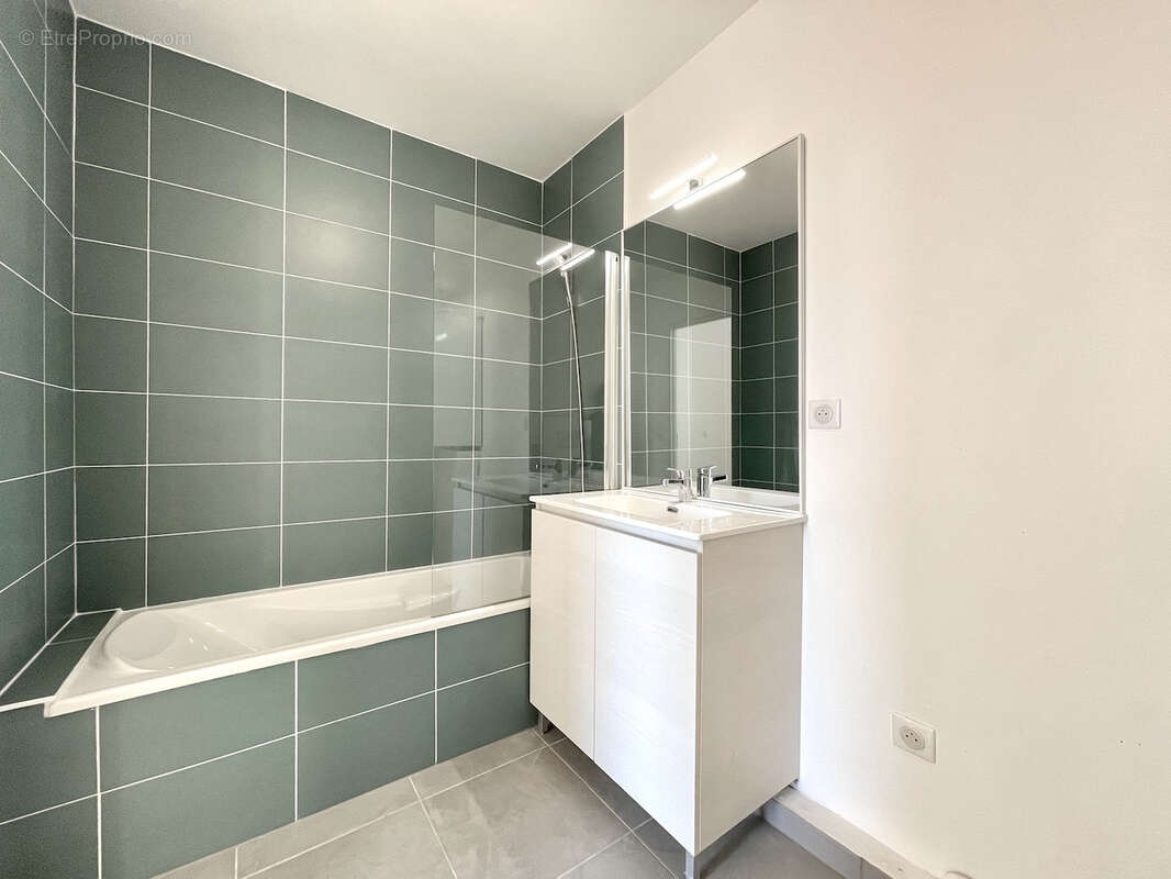 Appartement dernier étage avec trois chambres et deux terrasses - DEUX GARAGES - photo 12