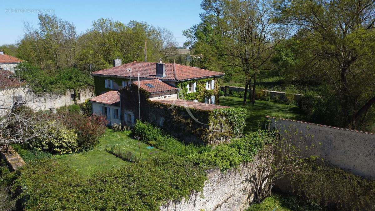 Maison à SAINT-HILAIRE-DE-VILLEFRANCHE