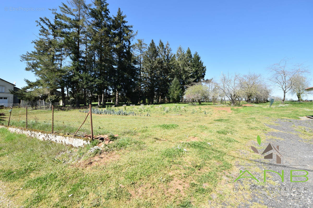 Terrain à MONTBRON