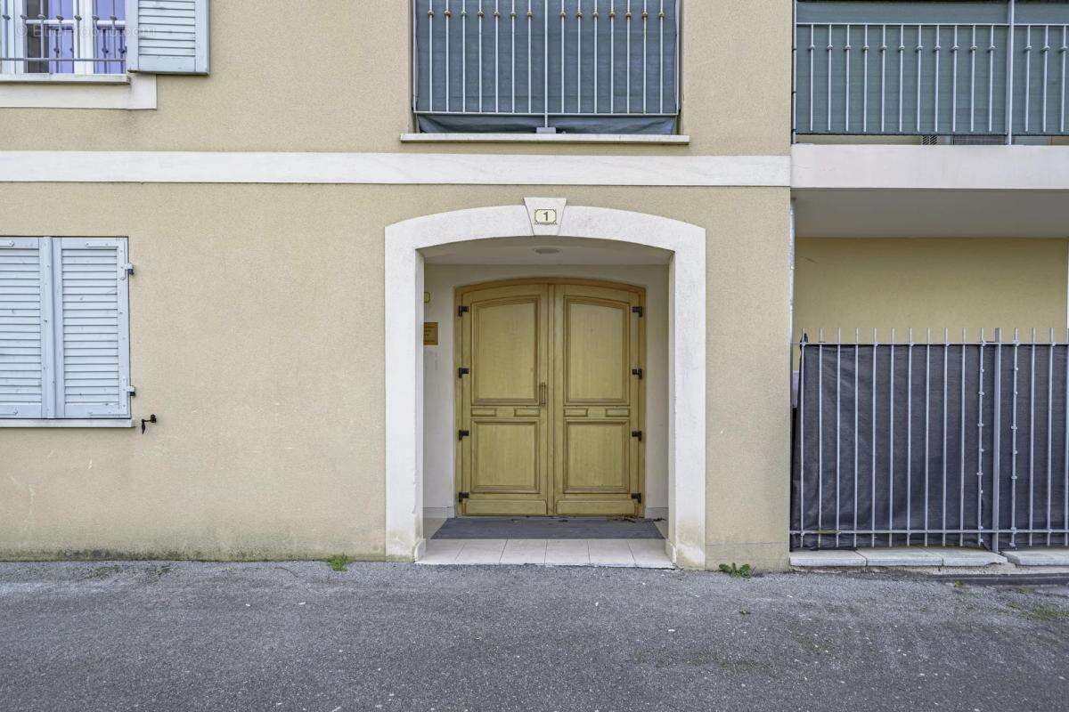 Appartement à LA ROQUE-D'ANTHERON