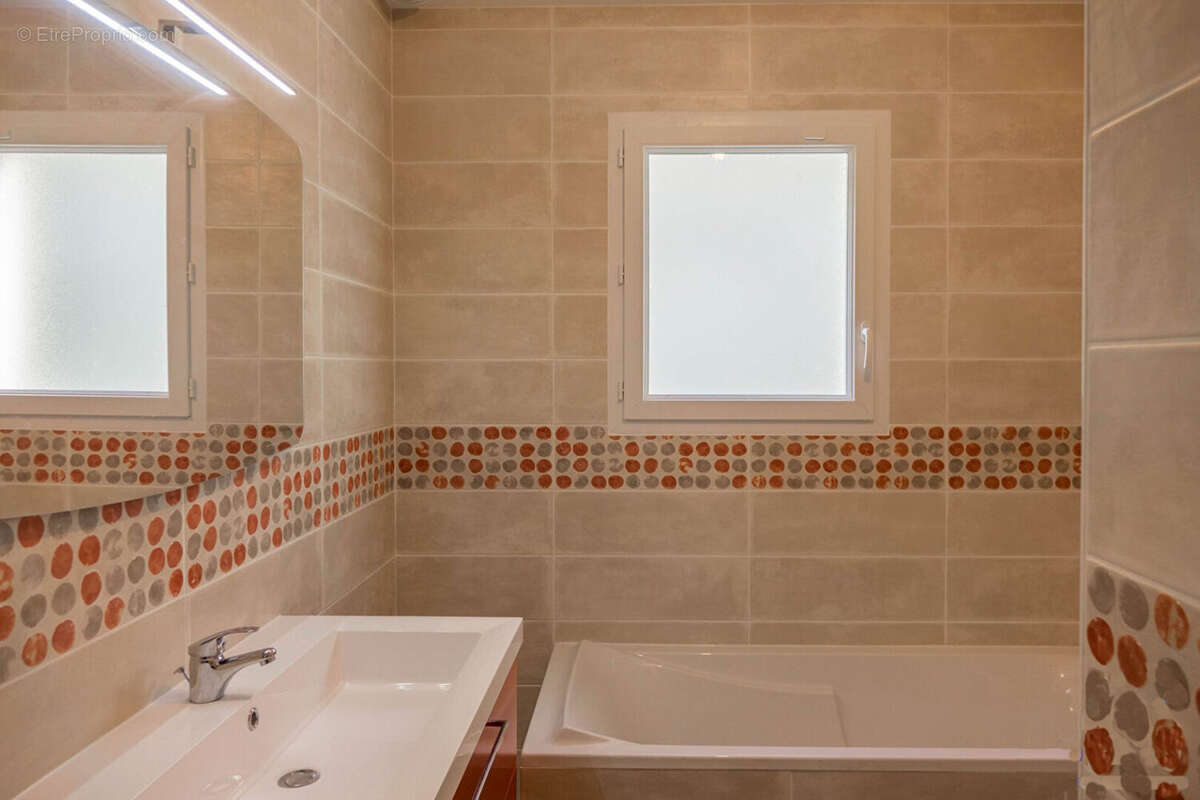 Maison à SAINT-DENIS-DE-L&#039;HOTEL