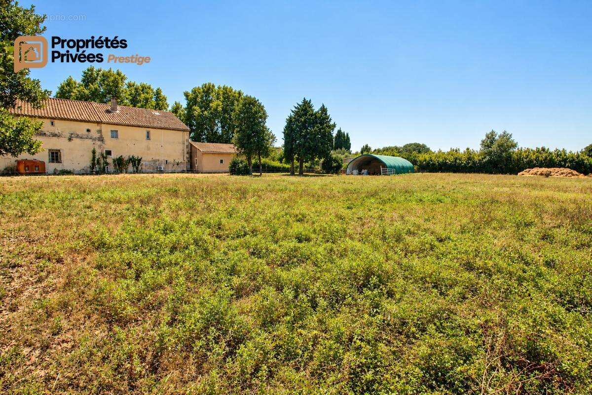 TARASCON  EN EXCLUSIVITÉ  Exceptionnel mas en pierre rénové de 364 m² habitables, offrant près de 944 m² bâtis sur un terrain cl - photo 7
