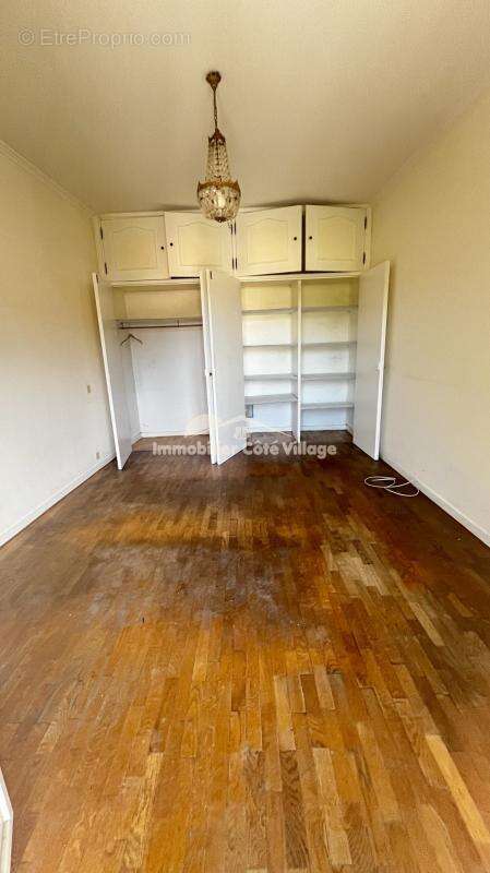Maison mitoyenne avec 2 appartements, une cave et un garage - photo 5
