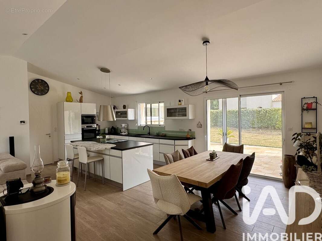 Maison 109 m² à Saint-Maurice-Le-Girard  - photo 4