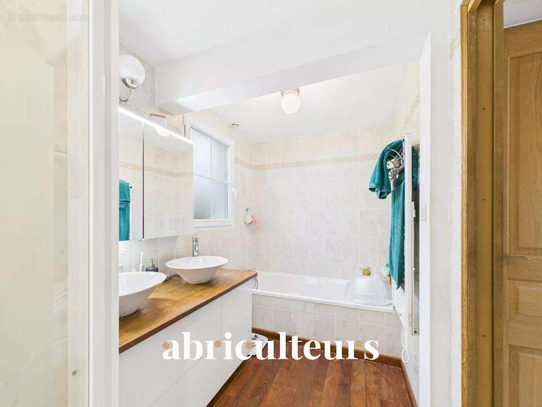 Maison à SAINT-HILAIRE-DE-CHALEONS