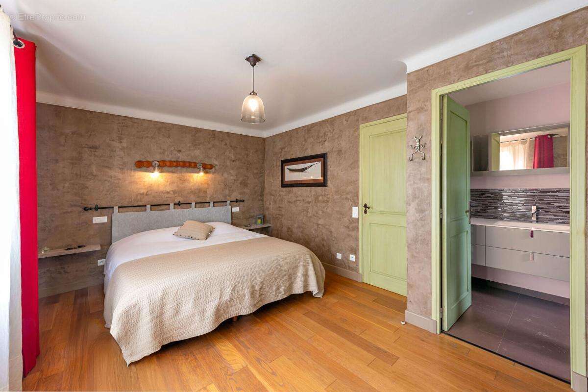 FREJUS - Hameau de Valescure - Villa 175 m² , dépendance, 4 chambres - photo 9