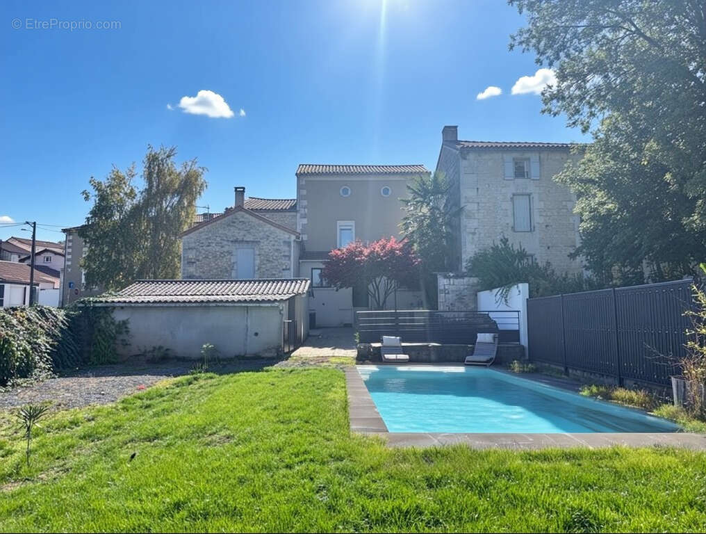 Maison à MAGNAC-SUR-TOUVRE