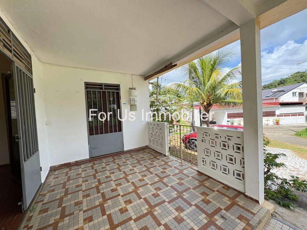 Maison à LES ABYMES