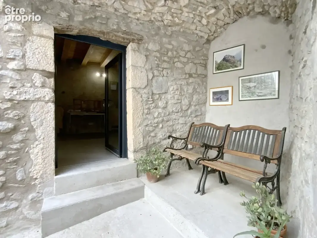Maison de village en pierre avec cour et garage. - photo 3