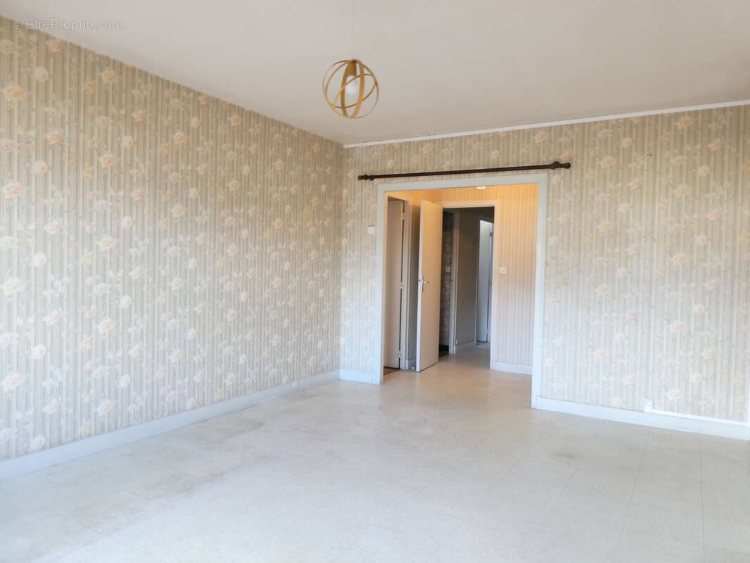 Appartement T3 de plain-pied en rez-de-jardin avec jardinet, garage et cave - photo 2
