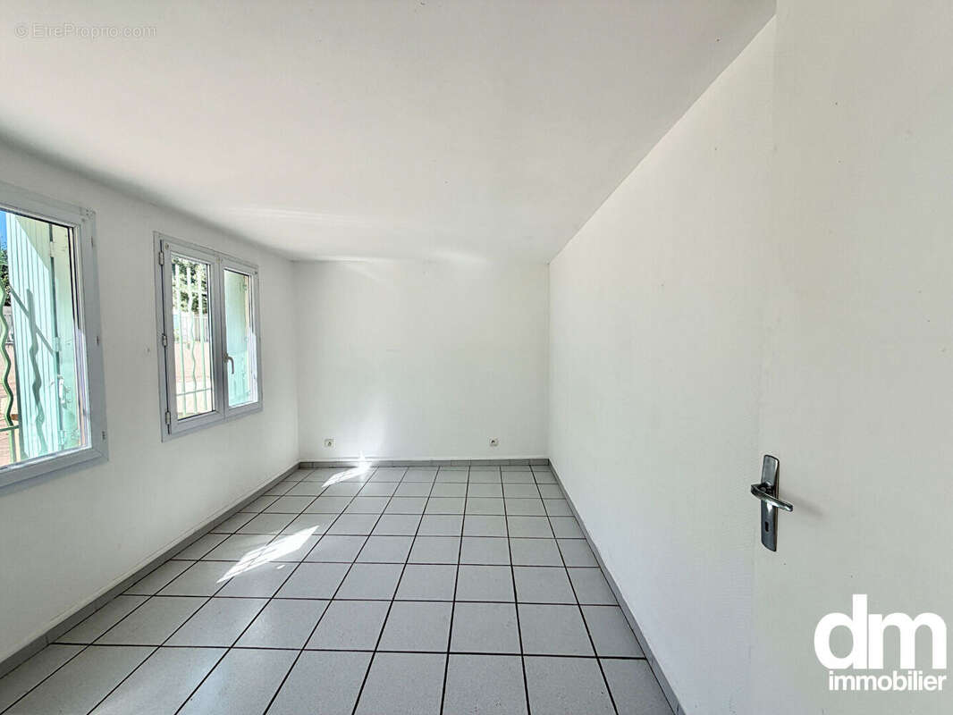 Local commercial d'une surface de 42m2  avec garage de 20m2 - photo 5