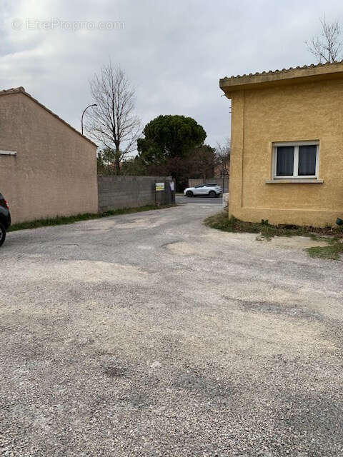 Commerce à ENTRAIGUES-SUR-LA-SORGUE