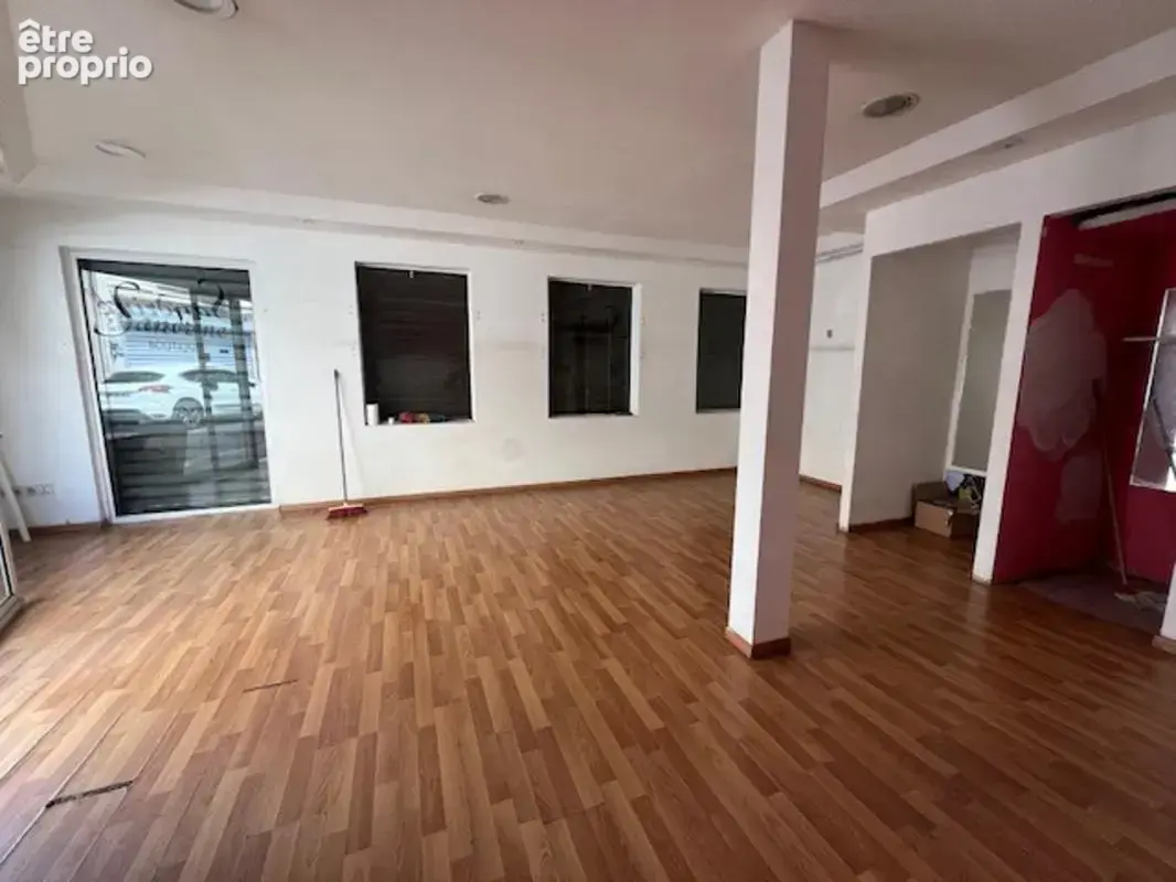 Immeuble a vendre a fort de france : local + t2 - photo 11