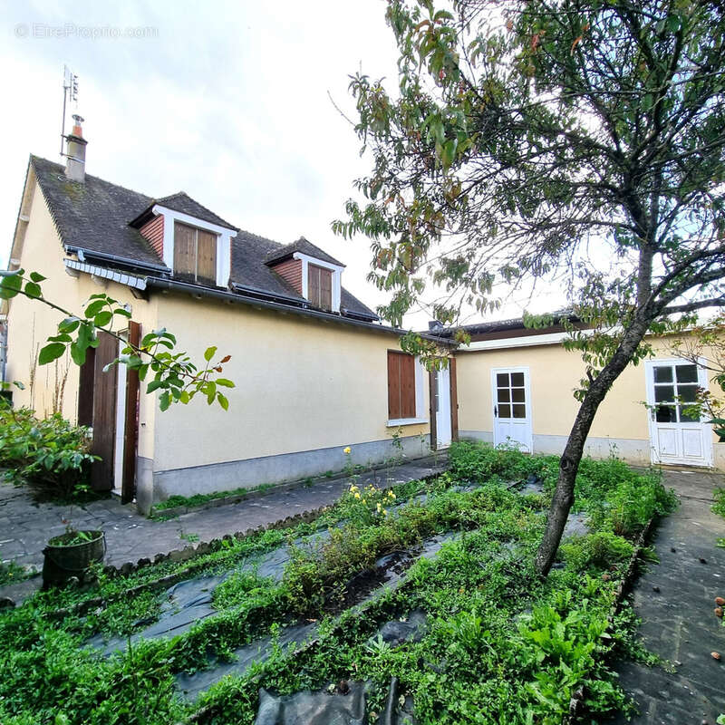 Maison à SAINT-DENIS-DE-JOUHET
