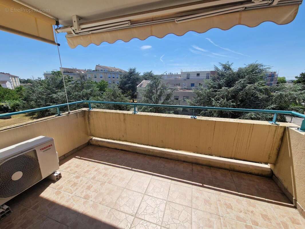 Appartement 84 m² à Decines-Charpieu  - photo 5