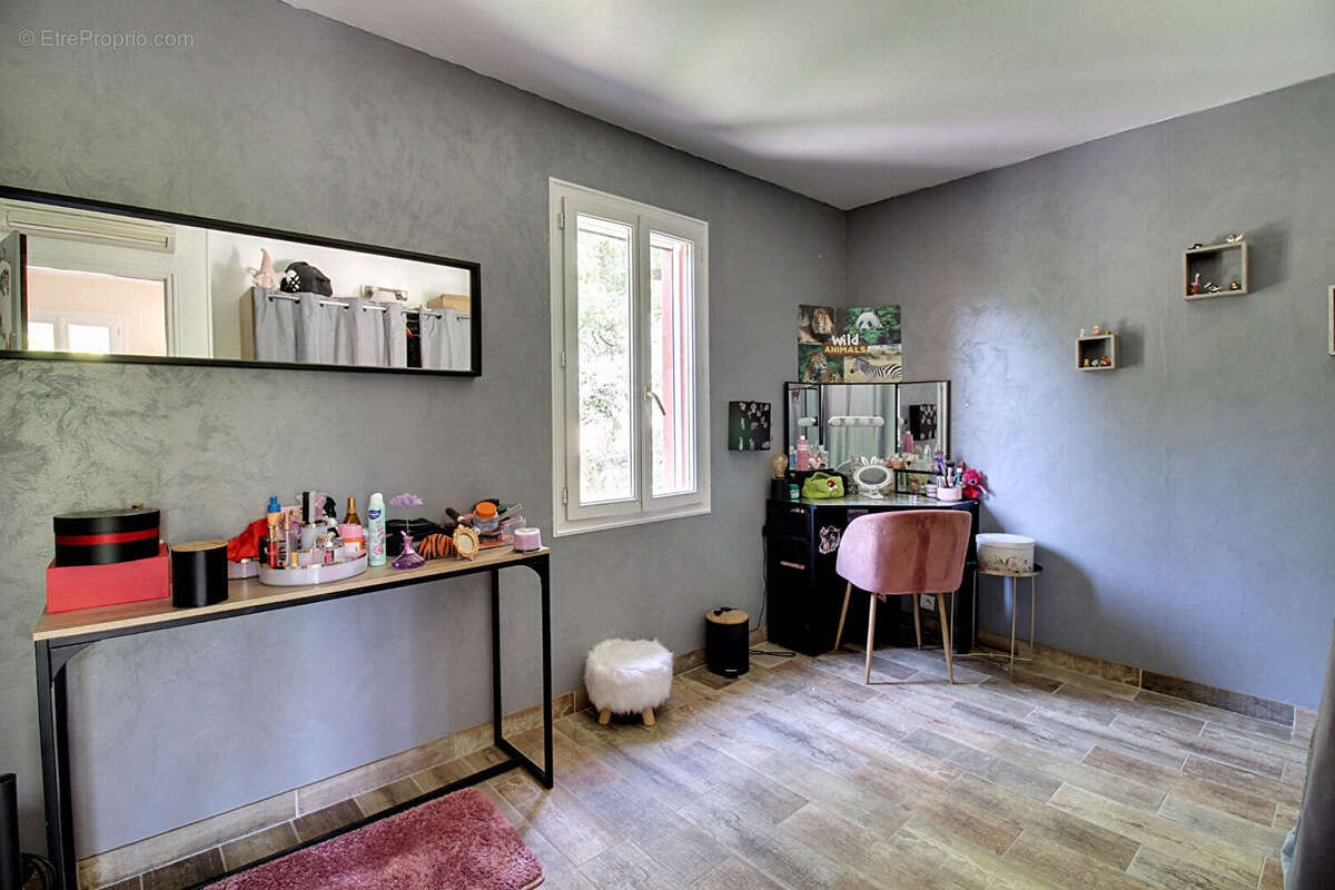 À VENDRE EN EXCLUSIVITÉ - CALLAS Maison 4 chambres avec piscine et grand terrain de 3205 m² - photo 12