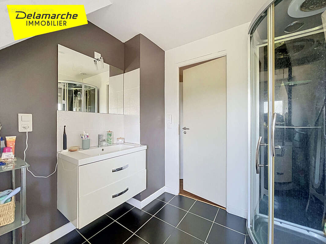 A VENDRE A  AVRANCHES (50300)  Maison de centre ville PLACE PATTON entièrement rénovée ,5 pièces , 4 chambres , Jardin ,Terrasse - photo 12