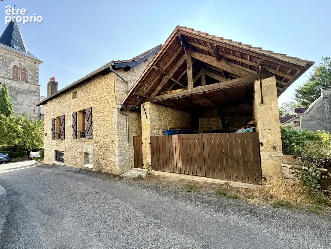 Maison de bourg en pierre avec terrain et dépendances - photo 4