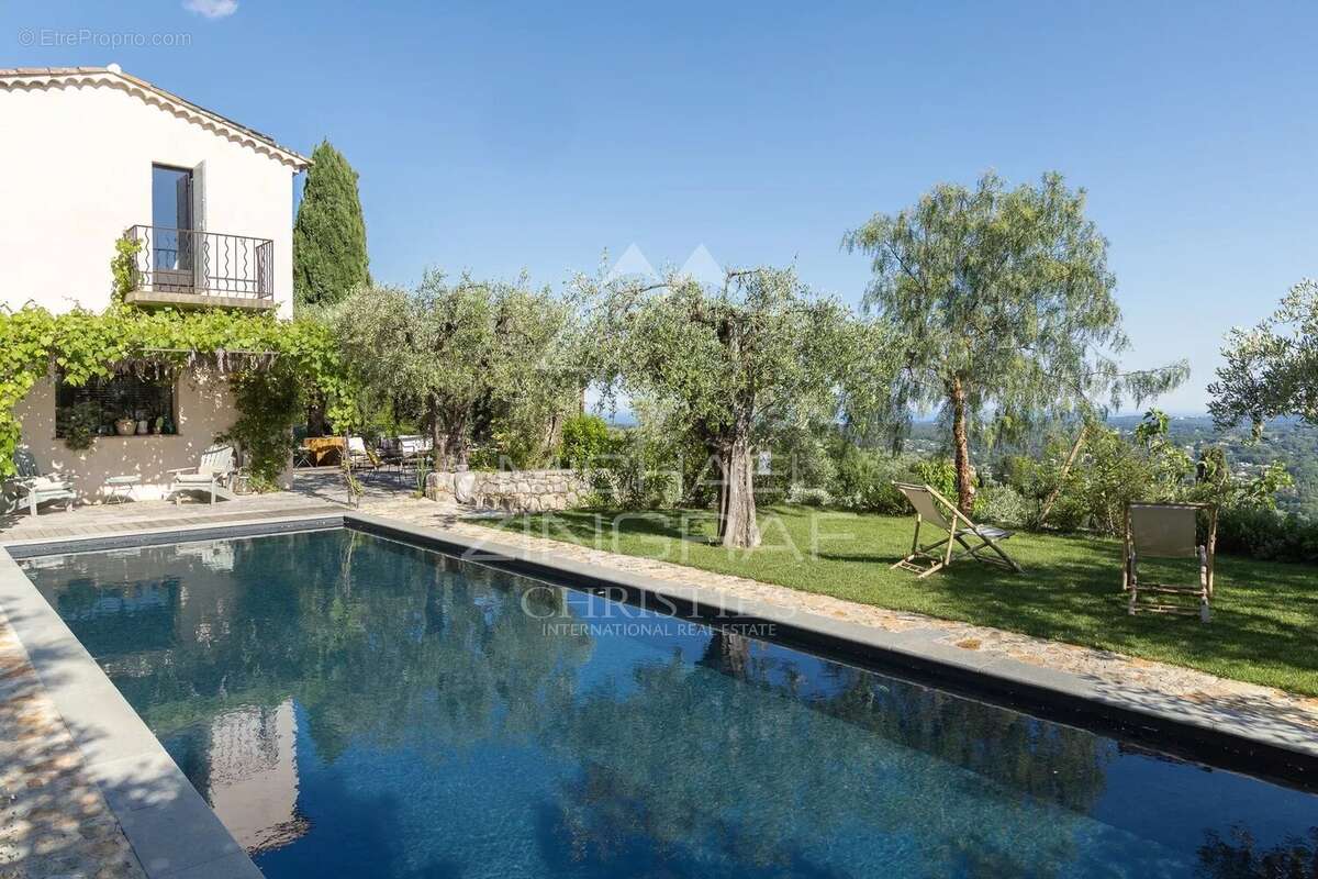 Maison à CHATEAUNEUF-GRASSE