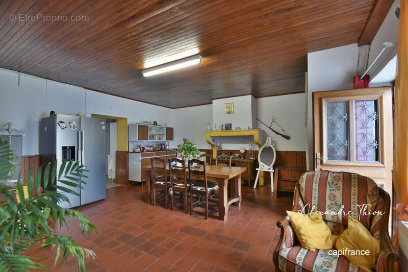 Maison à DOMPIERRE-SUR-VEYLE