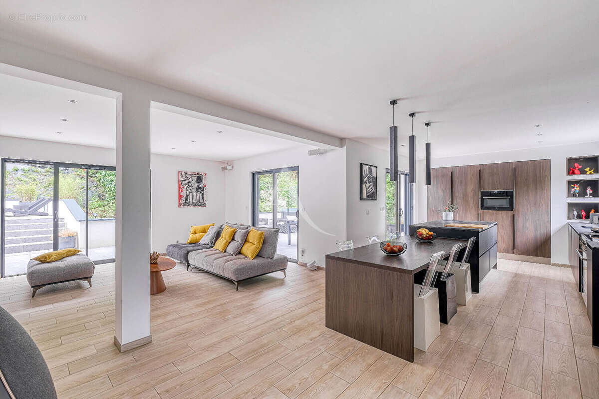 Villa d'architecte contemporaine avec piscine - les Coteaux de Chessy  - 7 pièces - 175 m2 - photo 2