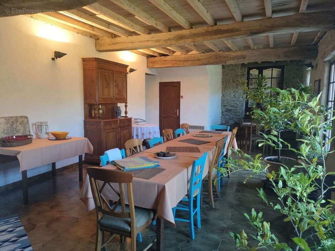 Exceptionnel !!! Ensemble immobilier sur 93 HA de terres avec ruisseau , sources ... - photo 6