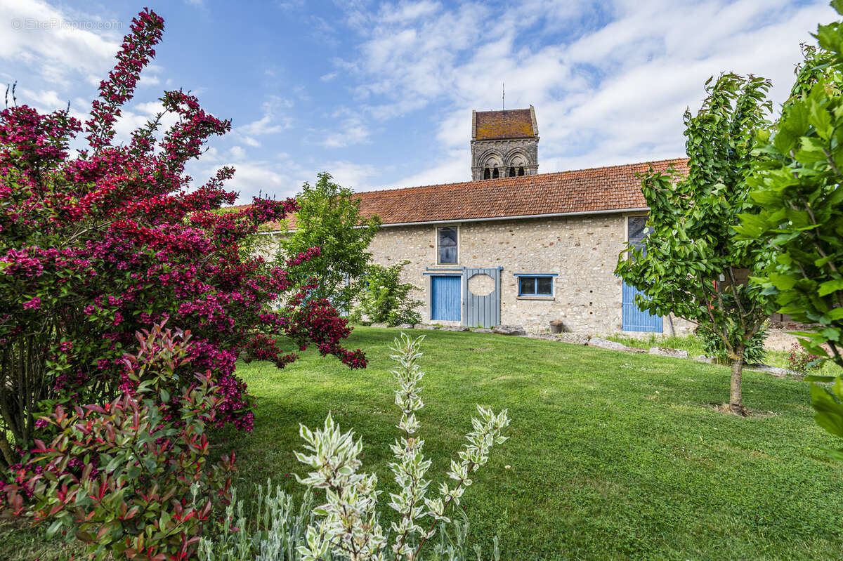 Un Domaine offrant près de 1 400 m2 de bâtis - photo 12