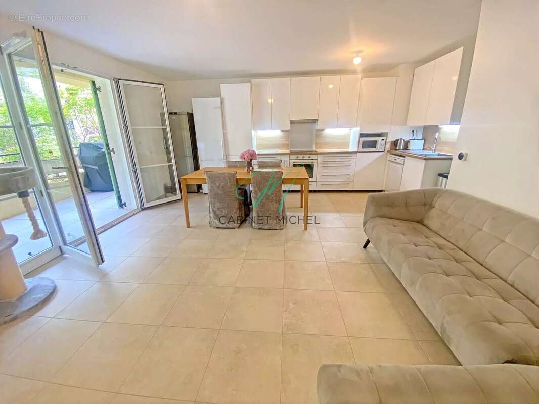 Appartement à ROQUEFORT-LES-PINS