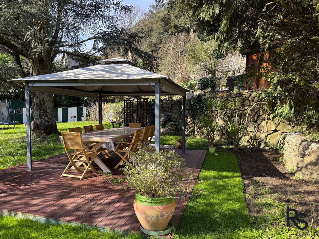 À 5 minutes à pied d'un village touristique, une maison des années 50' avec un jardin clos et arboré - photo 4