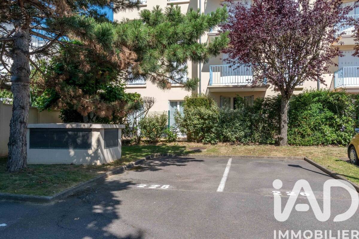 Photo 1 - Parking à MANTES-LA-JOLIE