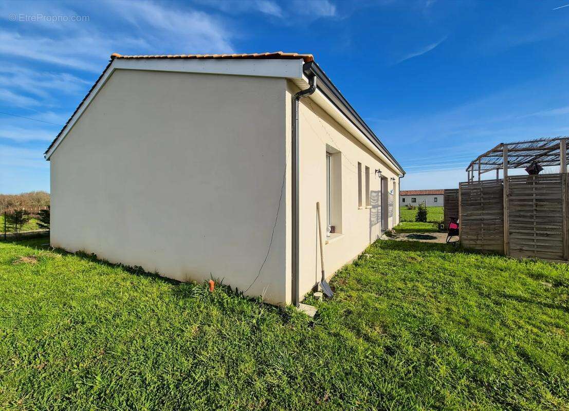 Maison à BRIZAMBOURG