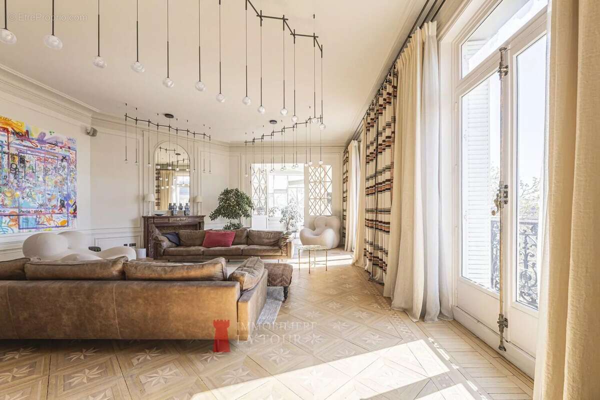 Appartement à PARIS-16E