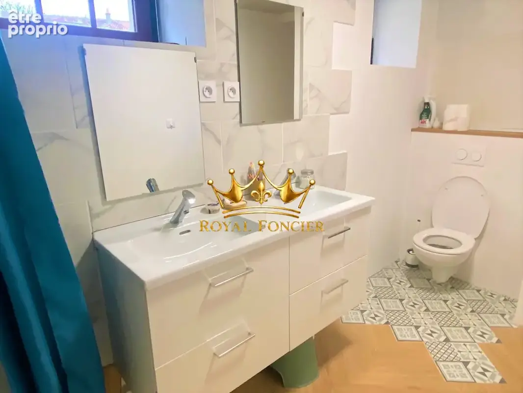 Salle de bains avec WC 