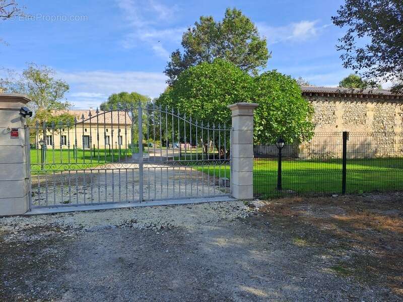 Magnifique propriété - Habitation de 456m² et Hangar de 360m2 à SAINT CHRISTOLY DE BLAYE (33) - photo 10